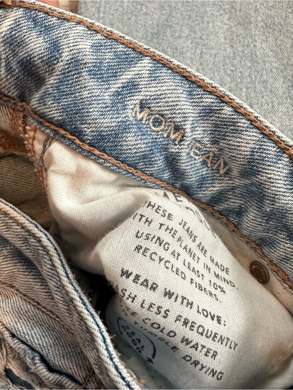 American Eagle 2 Long Strigid Mom Jean Light Wash Destroyed Distressed Jeans